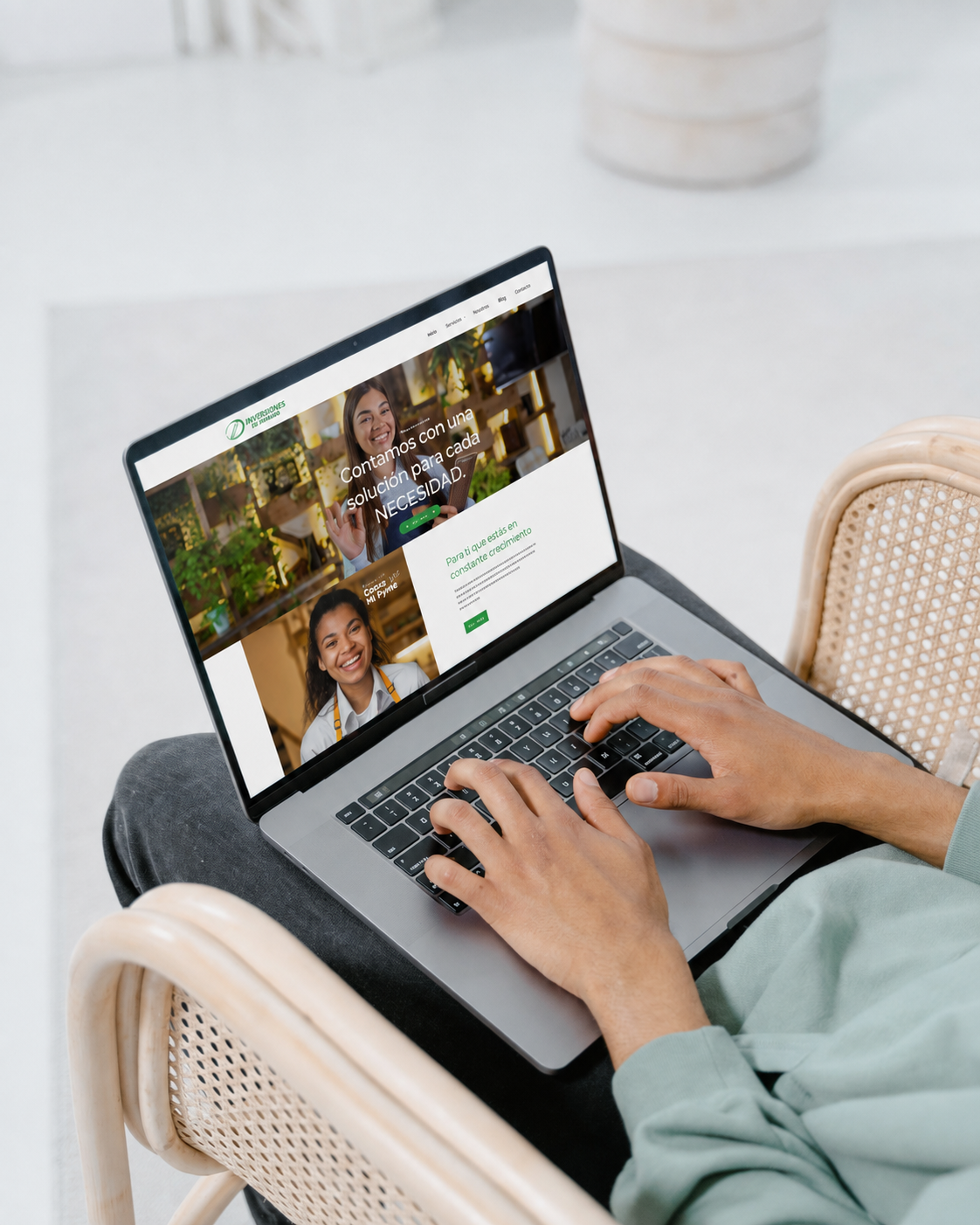 Sitio web de Inversiones Díaz Mercado mostrado en una laptop