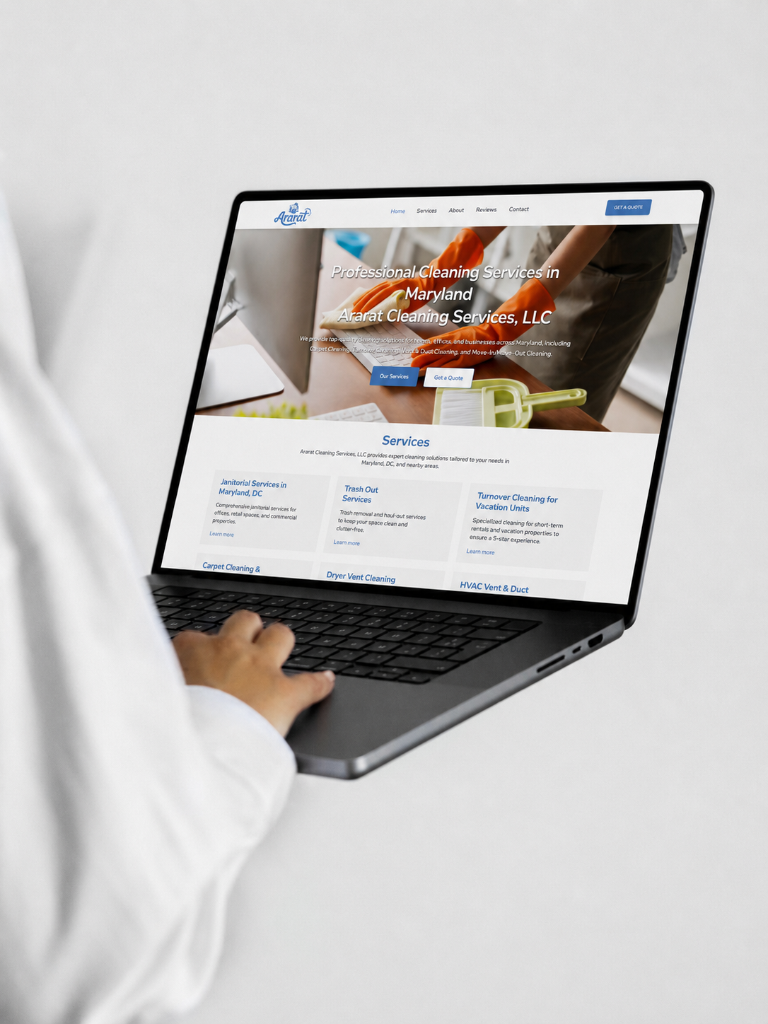 Sitio web de Ararat Cleaning Services mostrado en una laptop